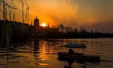 Angkor Thom, Bayon, Ta Prohm, Angkor Wat, and Phnom Bakheng sunset, as well as Kampong Phluk floating village